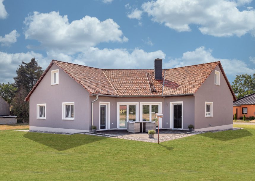 Einfamilienhaus mit einer Vielzahl an unterschiedlichen Biberschwanzziegeln gedeckt