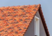 Einfamilienhaus mit einer Vielzahl an unterschiedlichen Biberschwanzziegeln gedeckt