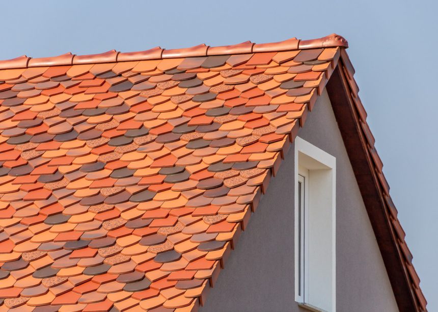Einfamilienhaus mit einer Vielzahl an unterschiedlichen Biberschwanzziegeln gedeckt