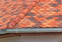 Einfamilienhaus mit einer Vielzahl an unterschiedlichen Biberschwanzziegeln gedeckt
