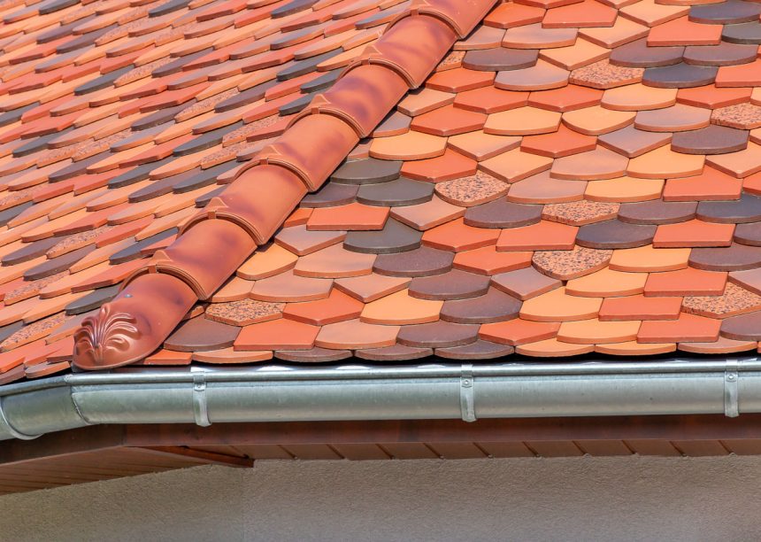 Einfamilienhaus mit einer Vielzahl an unterschiedlichen Biberschwanzziegeln gedeckt