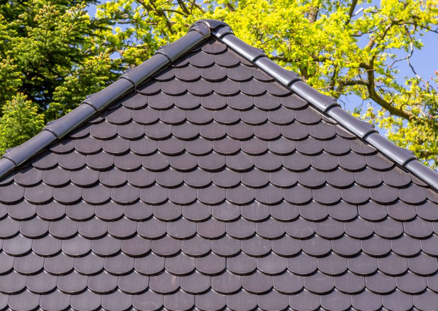 Traditionelles Einfamilienhaus mit Krüppelwalmdach, gedeckt mit Biberschwanzziegel in edelschwarz