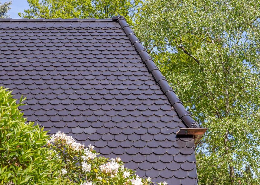 Traditionelles Einfamilienhaus mit Krüppelwalmdach, gedeckt mit Biberschwanzziegel in edelschwarz