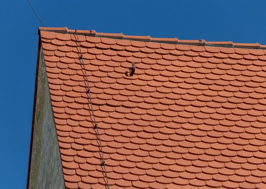 Kirche St. Laurentius mit Biberschwanzziegeln in naturrot