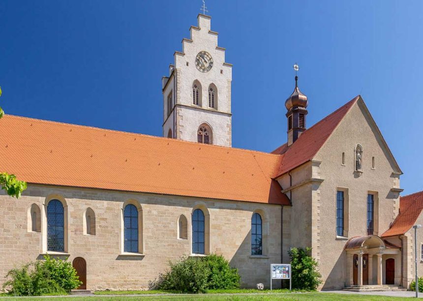Kirche St. Laurentius mit Biberschwanzziegeln in naturrot