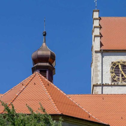 Kirche St. Laurentius mit Biberschwanzziegeln in naturrot