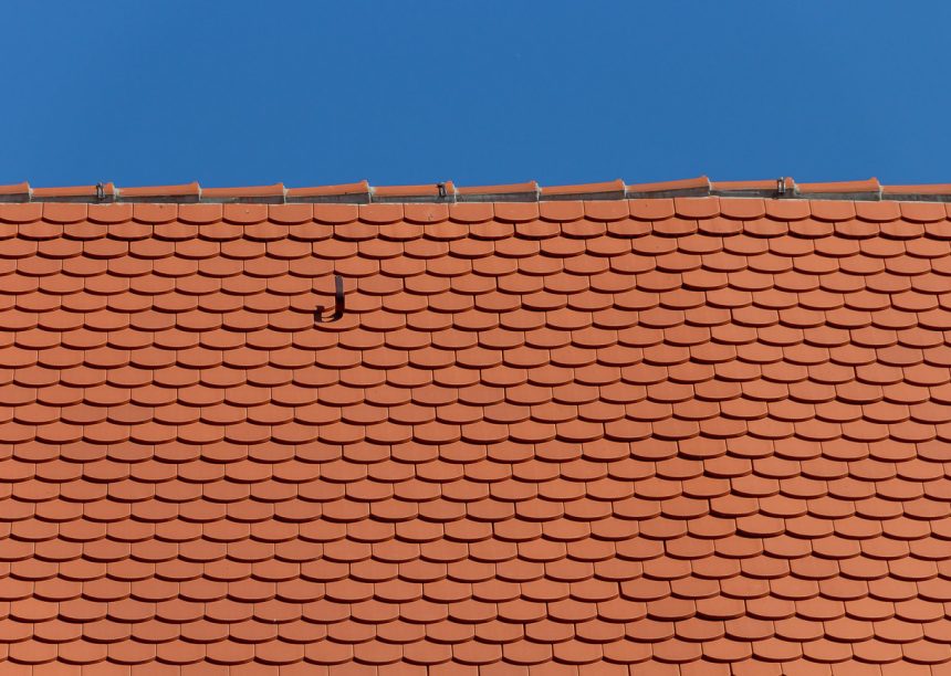 Kirche St. Laurentius mit Biberschwanzziegeln in naturrot