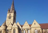 Kirche mit einem Mix aus verschiedenen farbigen Biberschwanzziegeln
