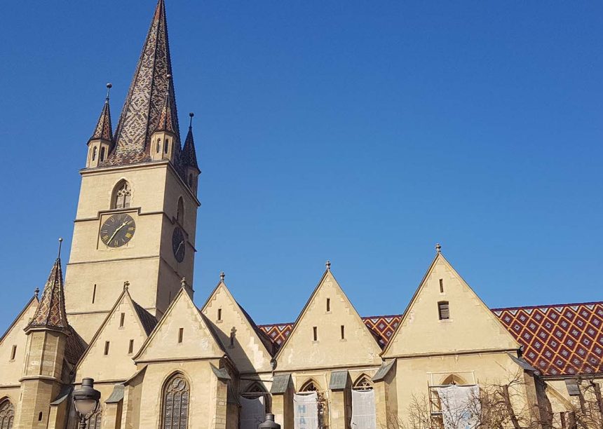 Kirche mit einem Mix aus verschiedenen farbigen Biberschwanzziegeln