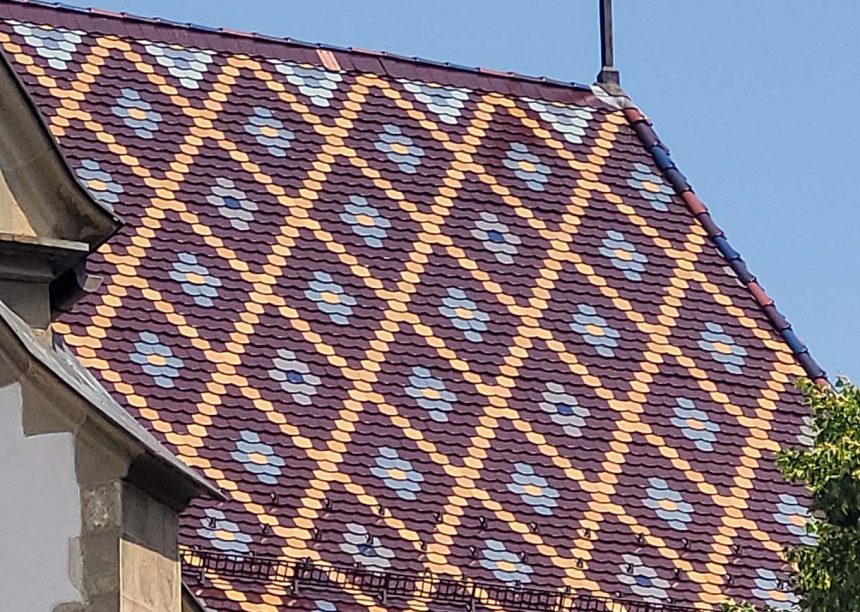 Kirche mit einem Mix aus verschiedenen farbigen Biberschwanzziegeln