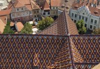 Kirche mit einem Mix aus verschiedenen farbigen Biberschwanzziegeln