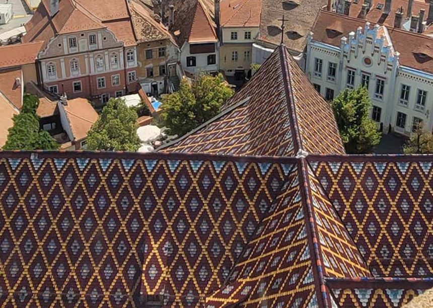 Kirche mit einem Mix aus verschiedenen farbigen Biberschwanzziegeln