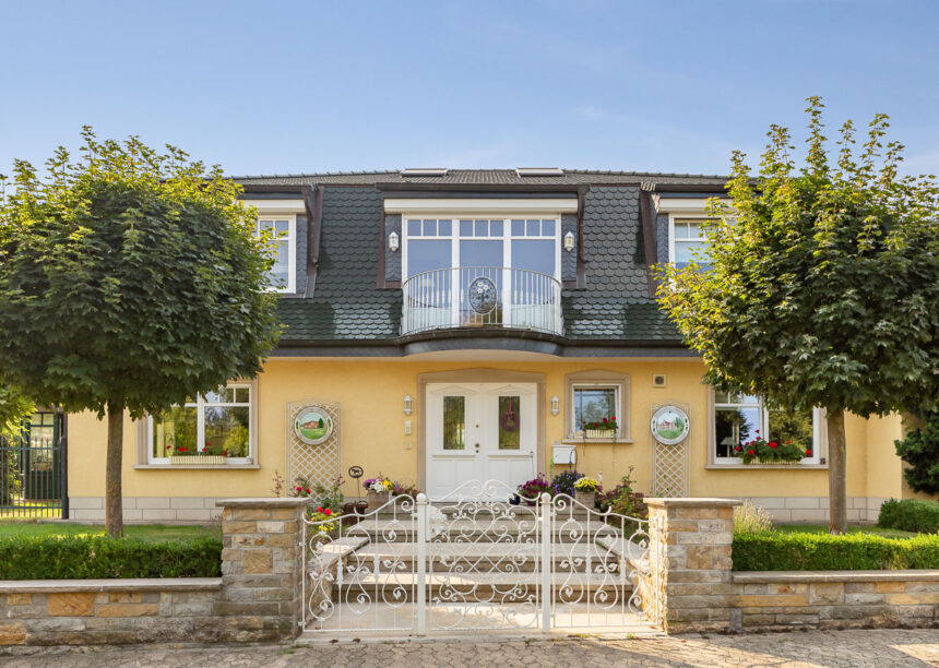 Frontalansicht eines Stadthauses mit Biberschwanzziegel in tannengrün