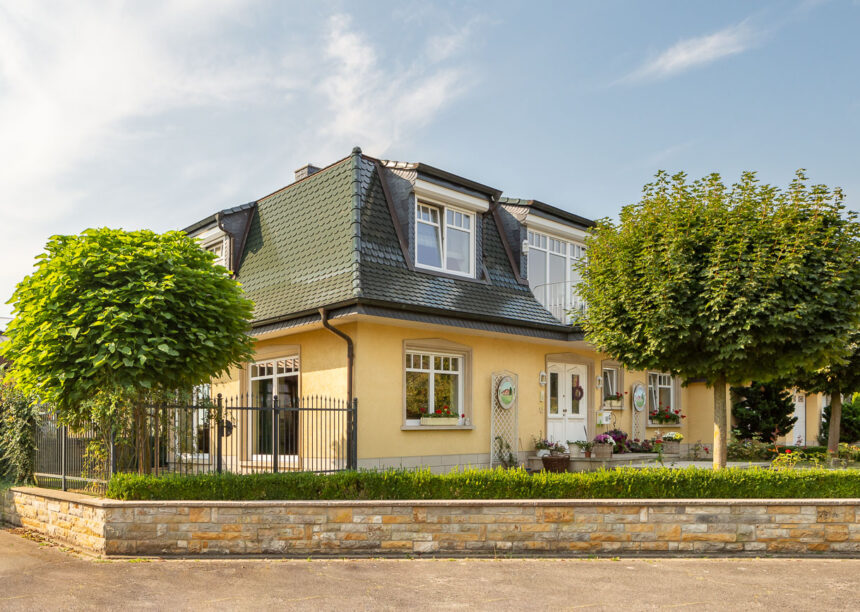 Seitliche Ansicht eines Stadthauses mit Biberschwanzziegel in tannengrün
