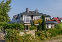 Gesamtansicht eines Stadthauses mit Biberschwanzziegel in tannengrün