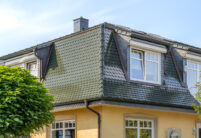 Schräge Ansicht eines Daches mit Biberschwanzziegle in tannengrün