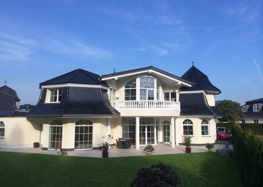 Großzügige Villa mit Biberschwanzziegel in vulkanschwarz