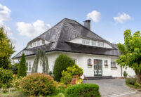 Großes Einfamilienhaus mit Biberschwanzziegel in vulkanschwarz