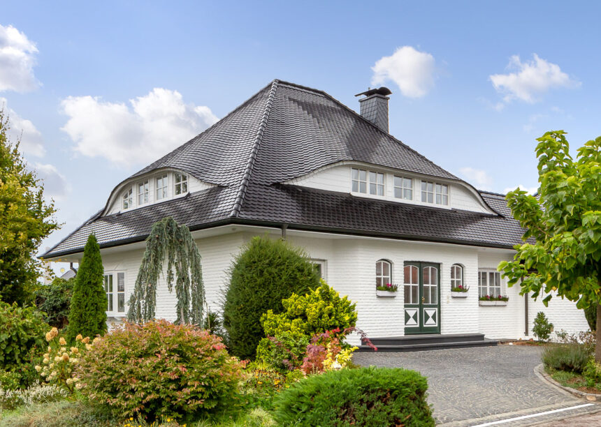 Großes Einfamilienhaus mit Biberschwanzziegel in vulkanschwarz