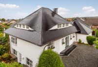 Großes Einfamilienhaus mit Biberschwanzziegel in vulkanschwarz