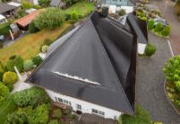 Großes Einfamilienhaus mit Biberschwanzziegel in vulkanschwarz