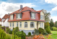 Einfamilienhaus mit Mansarddach, gedeckt mit Biberschwanzziegel in rotbraun