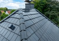 Dachansicht der historischen Villa mit Solarziegel Stylist-PV und Sanilüfter sowie Firstziegel F9