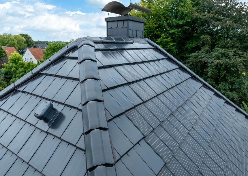 Dachansicht der historischen Villa mit Solarziegel Stylist-PV und Sanilüfter sowie Firstziegel F9