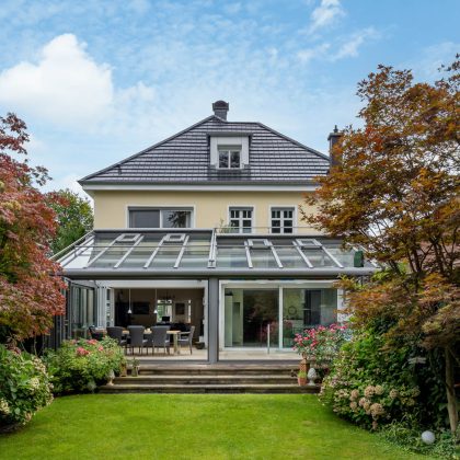 Komplette Ansicht der historischen Villa mit Solarziegel Stylist-PV mit Terrasseneinblick