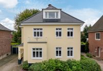 Komplette Ansicht der historischen Villa mit Solarziegel Stylist-PV