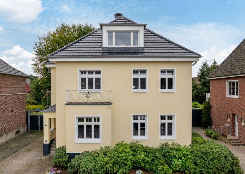 Komplette Ansicht der historischen Villa mit Solarziegel Stylist-PV