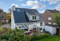 Saniertes Wohnhaus mit Wintergarten und stilvoller PV Indach Anlage mit Garteneinblick