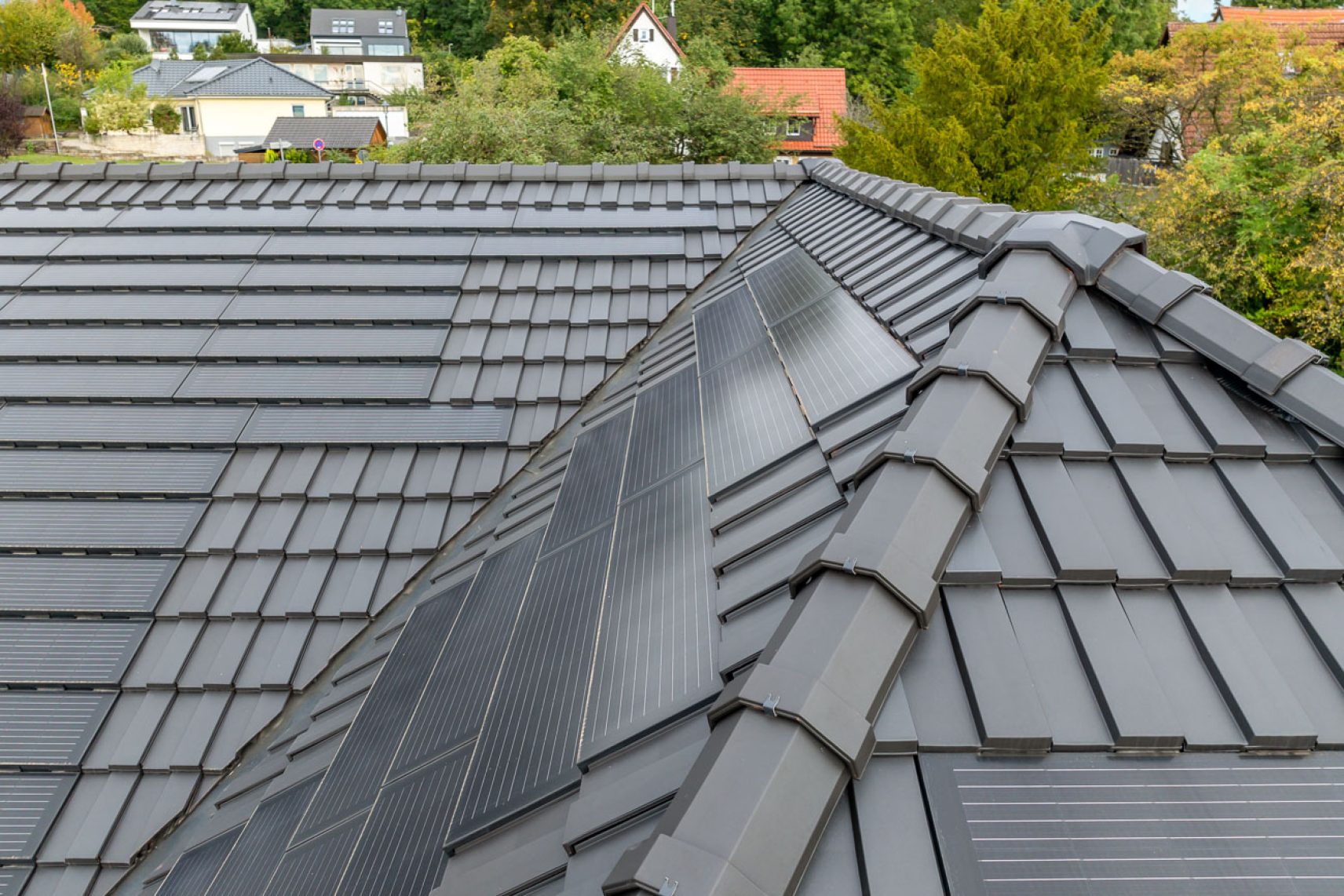 Top sanierter Bungalow mit J160-PV Modulen von Jacobi und Trendziegel J160, hier die Walmkappe im Fokus.