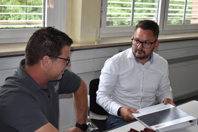 Vertriebsleiter im Mitarbeitergespräch