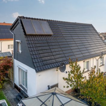 Stilvolle Solaranlage im Dach mit PV-Modul J160-PV und Solardurchgangsziegel für die Warmwasseranlage