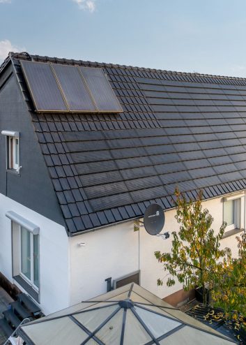 Stilvolle Solaranlage im Dach mit PV-Modul J160-PV und Solardurchgangsziegel für die Warmwasseranlage