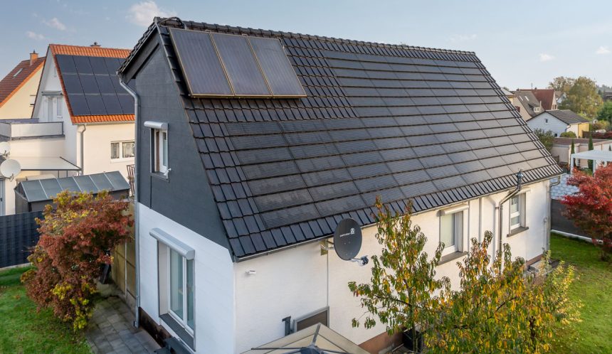 Stilvolle Solaranlage im Dach mit PV-Modul J160-PV und Solardurchgangsziegel für die Warmwasseranlage