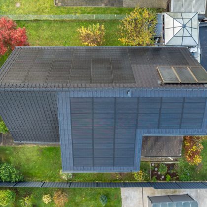 Stilvolle Solaranlage im Dach mit PV-Modul J160-PV aus der Vogelperspektive fotografiert