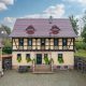 Historisches Fachwerkhaus mit Fledermausgauben und Berliner Biberschwanzziegeln in bordeauxrot auf dem Satteldach