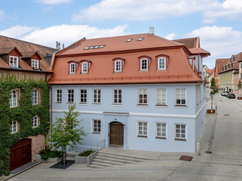 Mehrfamilienhaus mit Bibern in Rautespitz im traditionellen naturrot gedeckt in der Gesamtansicht
