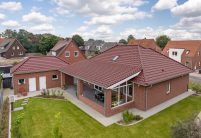 Klinkerfassade und J11v in edelrot - top Bungalow mit Fotodetails von der überdachten Terrasse