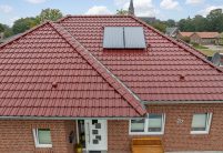 Klinkerfassade und J11v in edelrot - top Bungalow mit Fotodetails vom Deckbild, First F6v und Sanitärlüfter