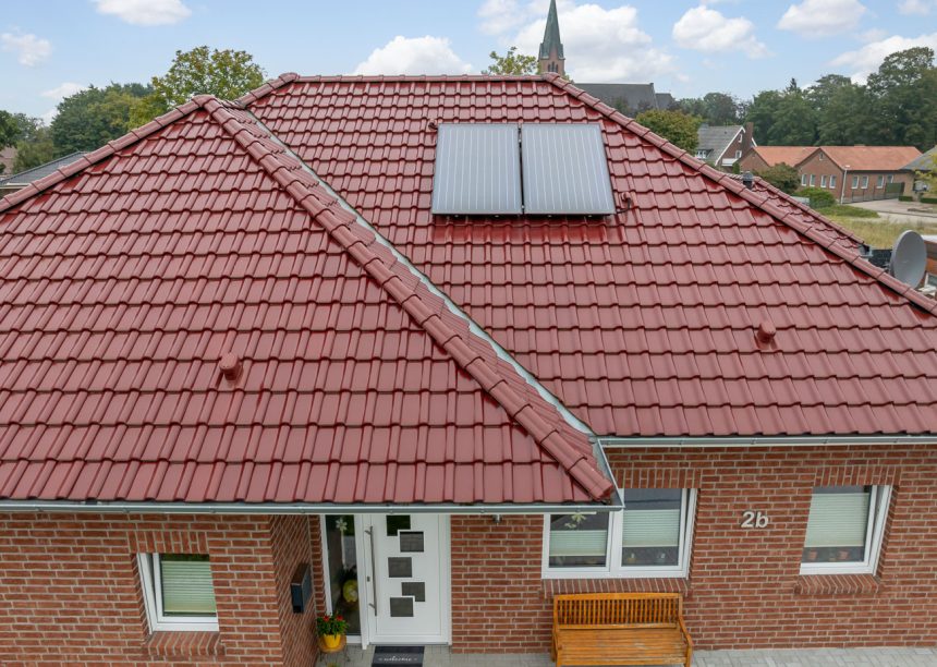 Klinkerfassade und J11v in edelrot - top Bungalow mit Fotodetails vom Deckbild, First F6v und Sanitärlüfter
