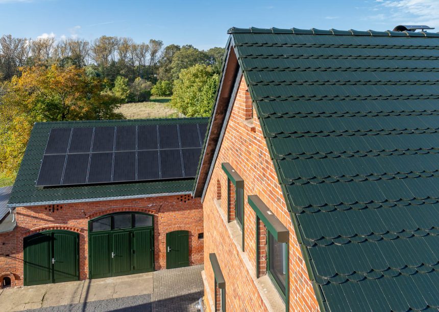 Auf saniertem Klinkerhaus ist unser tannengrüne Berliner Biber gedeckt, auf dem Bild sieht man das Nebengebäude samt PV