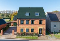 Auf saniertem Klinkerhaus ist unser tannengrüne Berliner Biber gedeckt