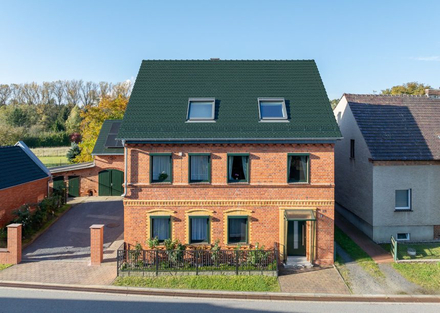Auf saniertem Klinkerhaus ist unser tannengrüne Berliner Biber gedeckt