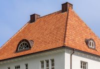Top Sanierung mit Hohlpfanne H21 in der Sonderserie friesich-bunt Salzbrand, im Fokus das historische Walmdach