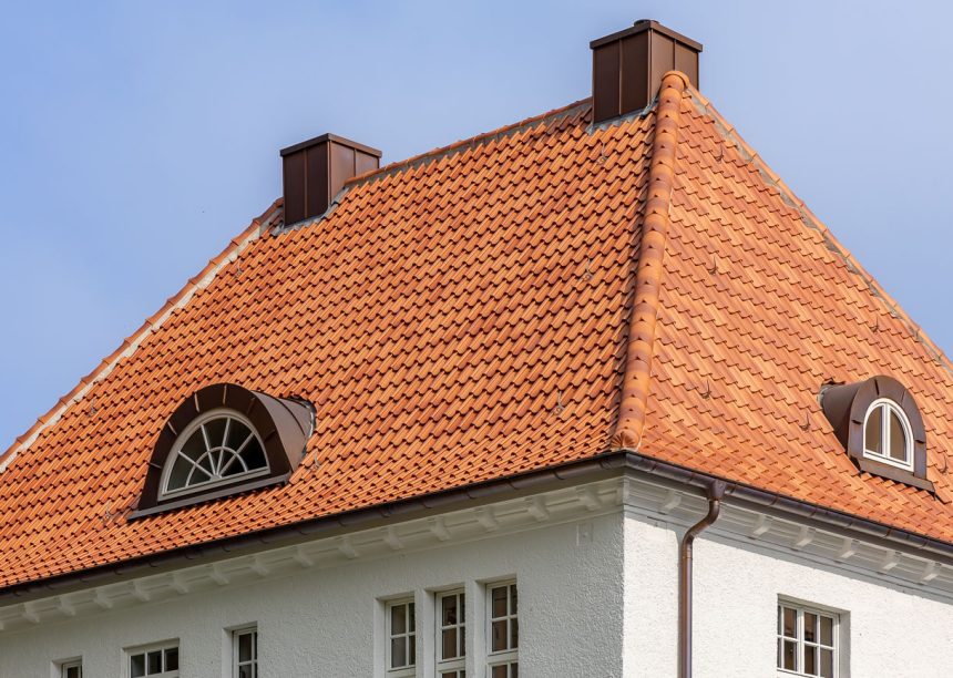 Top Sanierung mit Hohlpfanne H21 in der Sonderserie friesich-bunt Salzbrand, im Fokus das historische Walmdach