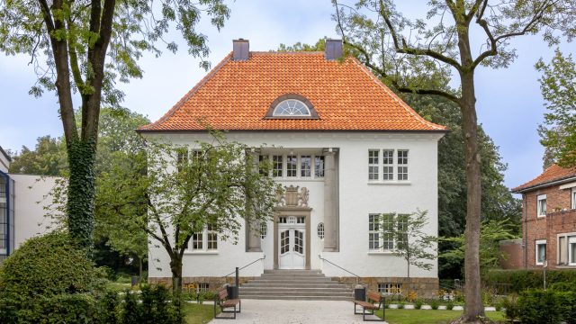 Top Sanierung mit Hohlpfanne H21 in der Sonderserie friesich-bunt Salzbrand, hier in der Gesamtansicht