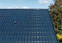 Satteldach mit Flachdachziegel J13v in marineblau mit Fokus auf das schöne Deckbild